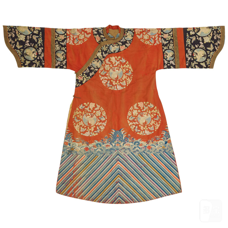 晚清 紅地綉八團花卉鶴紋女袍 | AN EMBROIDERED MANCHU LADY'S INFORMAL 'PHOENIX' ROBE